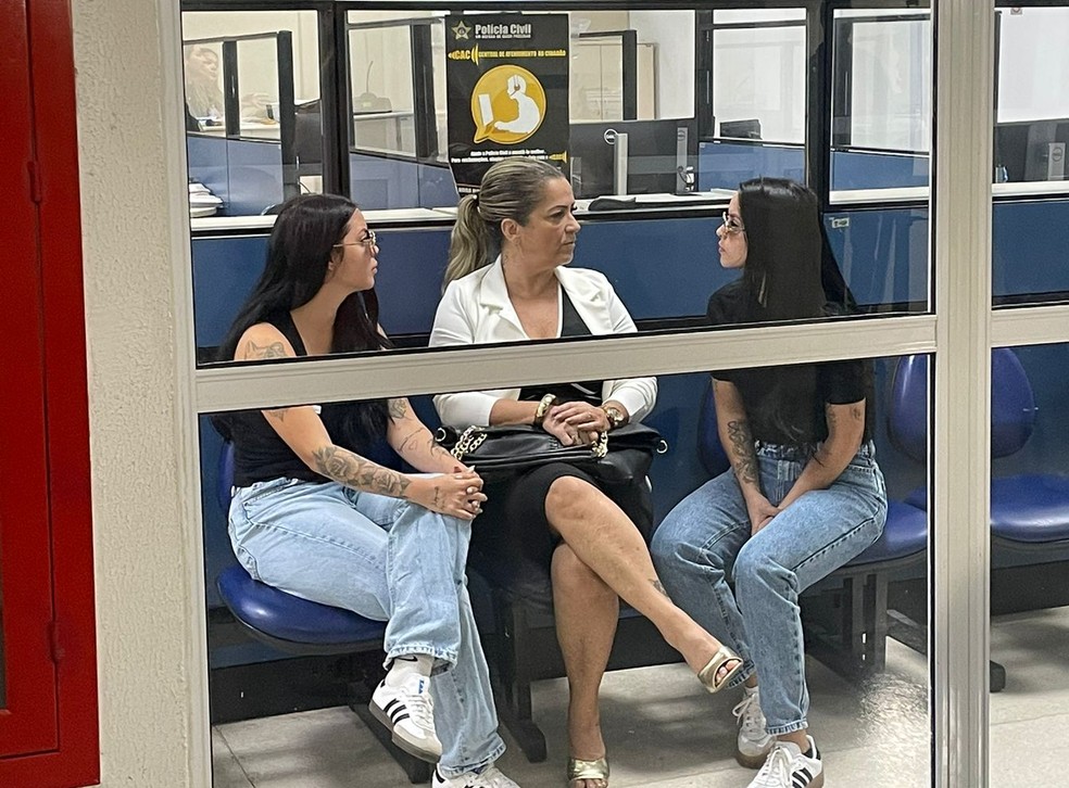 As gêmeas Paola e Paulina, e a advogada das irmãs, foram prestar esclarecimentos à polícia — Foto: Anna Bustamante/Agência O Globo