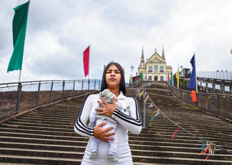 'Vivo o risco': única mulher presa em megaoperação no Alemão continua na comunidade após ação policial