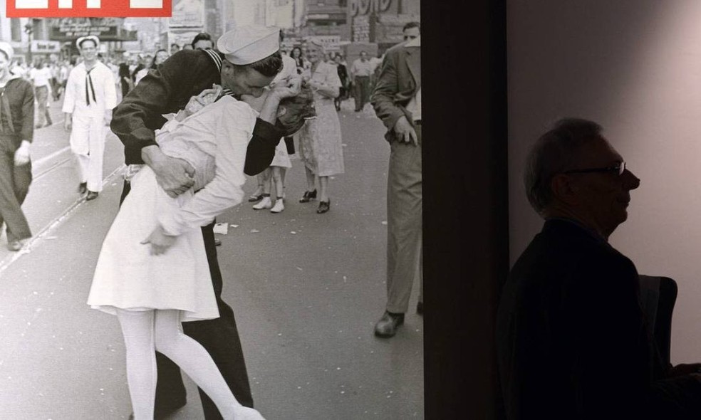 Foto de Alfred Eisenstaedt que retrata o beijo do marinheiro George Mendonsa e da enfermeira Greta Friedman em exposição em Roma — Foto: AFP