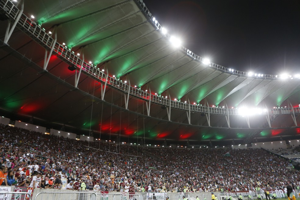 J&aacute; na segunda etapa, est&aacute;dio recebeu os jogadores com as cores verde e gren&aacute;, do pr&oacute;prio tricolor &mdash; Foto: Alexandre Cassiano