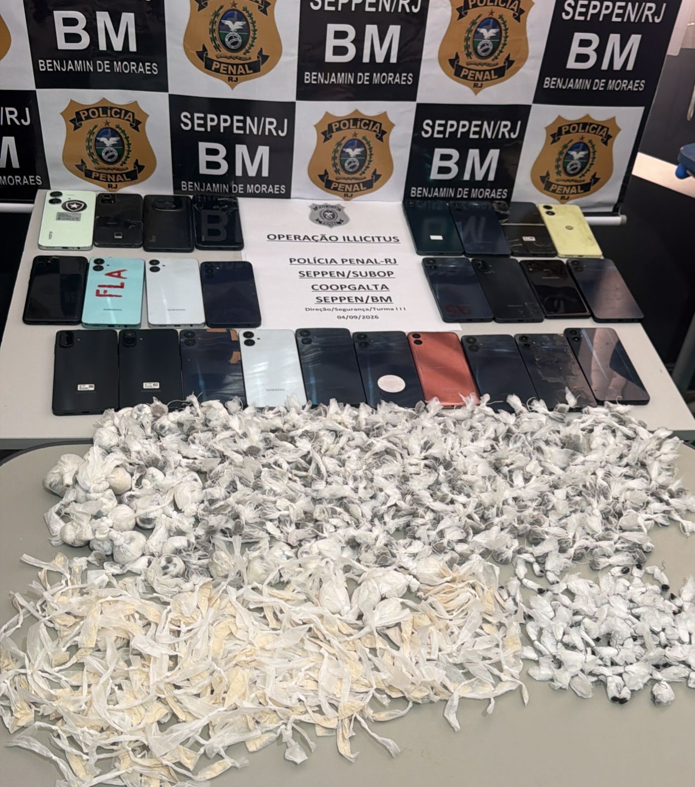 Em 50 dias, mil celulares e mais de 20 quilos de drogas são apreendidos em presídios do Rio na Operação Illicitus