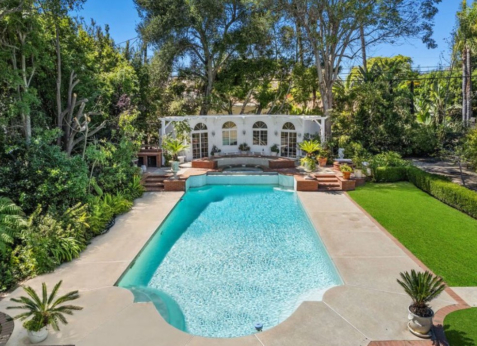 Casa da piscina e piscina da propriedade — Foto: MansionGlobal