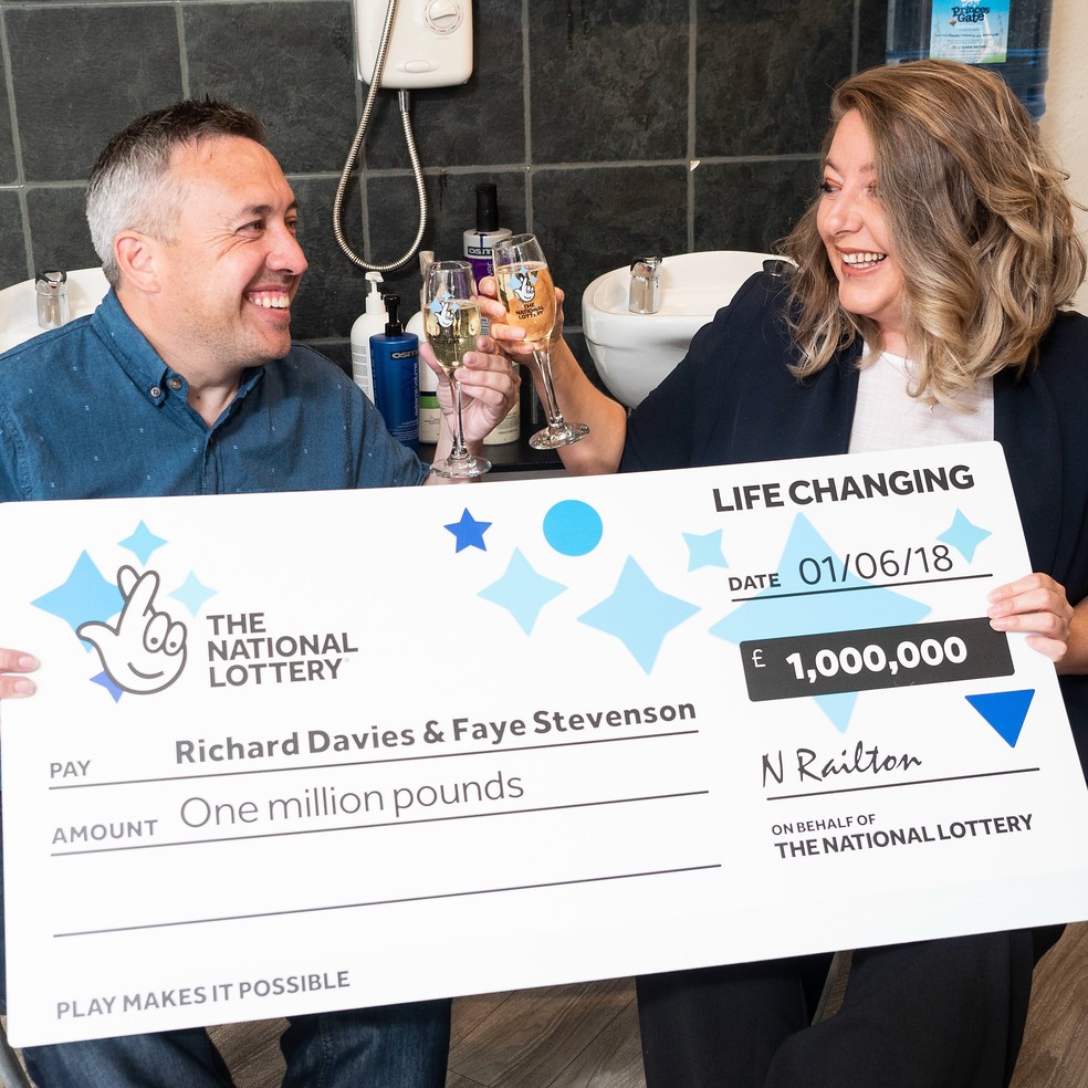 Richard e Faye comemoram o prêmio milionário pela segunda vez — Foto: Divulgação/National Lottery