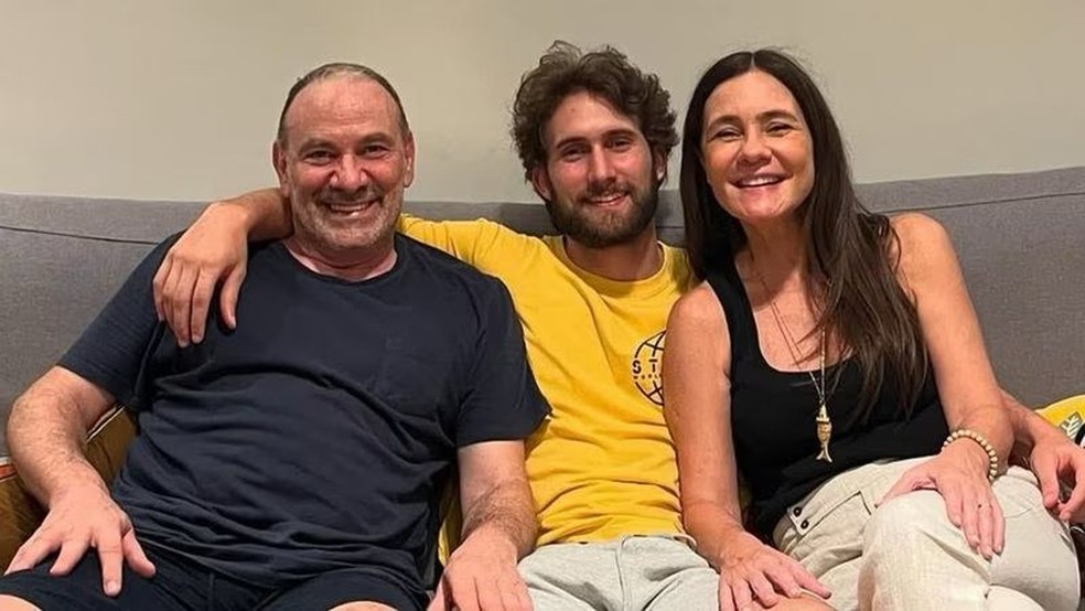 O ator Felipe Ricca com o pai, Marco Ricca, e a mãe, Adriana Esteves — Foto: Reprodução/Instagram