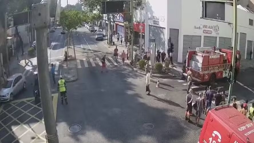 Bombeiros bloqueiam via em Vila Isabel