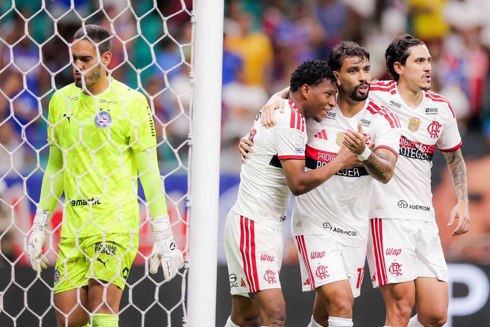 Em jogo dominante, Flamengo vence o Bahia fora de casa e segue na liderança do Brasileirão