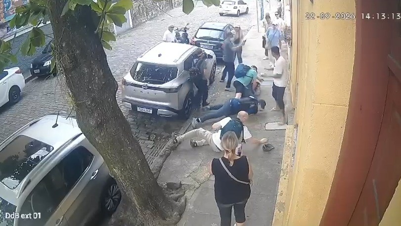 Vídeo: turistas reagem a assalto e entram em luta com criminosos em Santa Teresa
