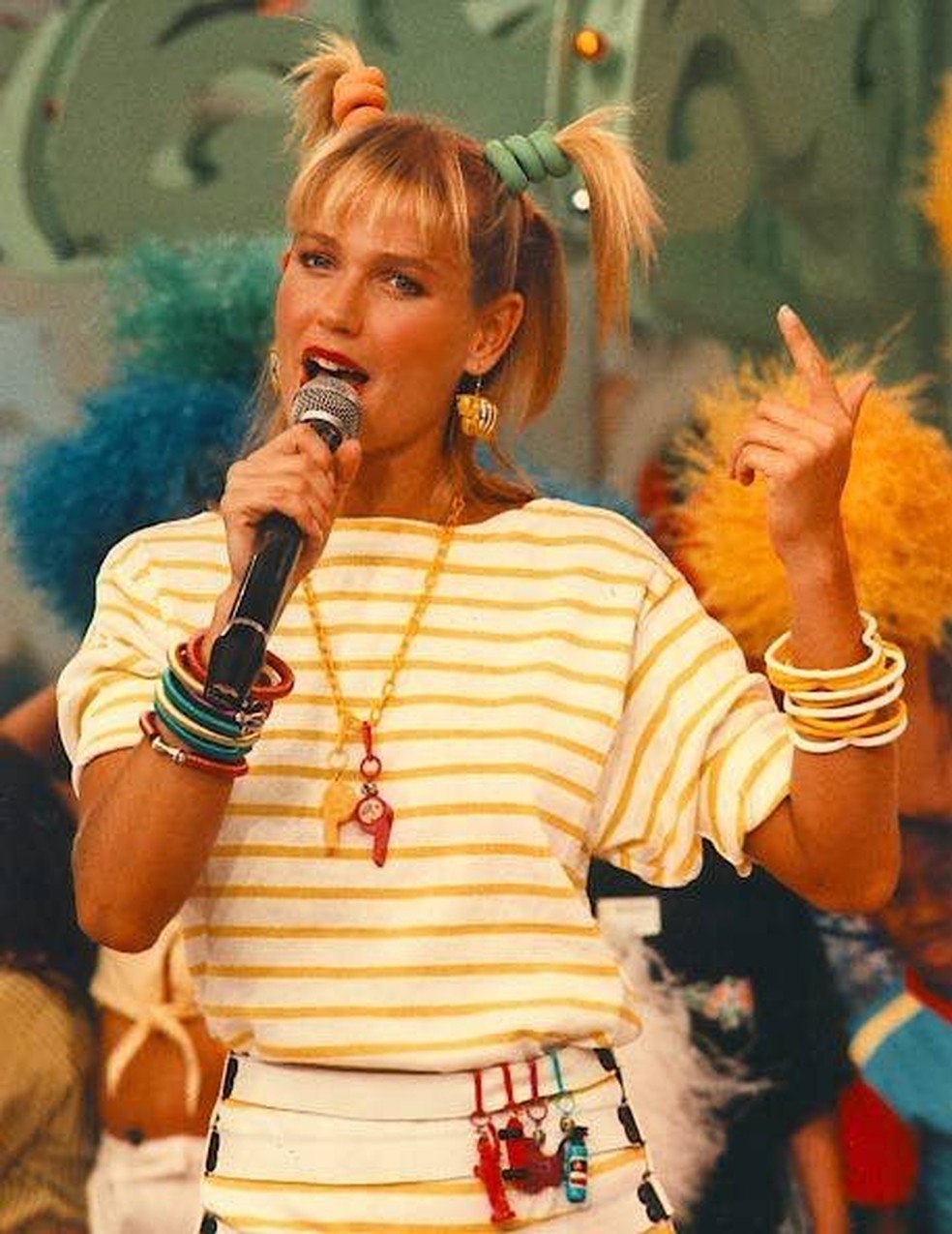 Xuxa com seu famoso visual de xuquinhas no cabelo — Foto: Reprodução