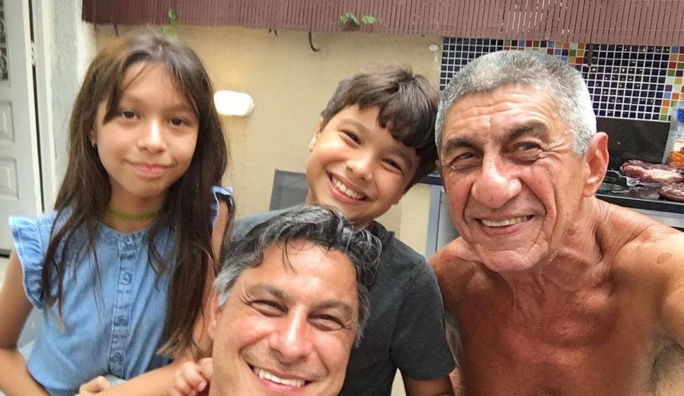 Cantor Fagner com seu filho Bruno e netos Arthur e Clara — Foto: Reprodução/Instagram