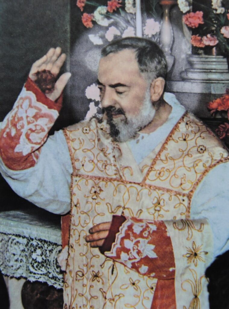 Chagas, milagres e levitação: conheça Padre Pio, santo de devoção de Ancelotti