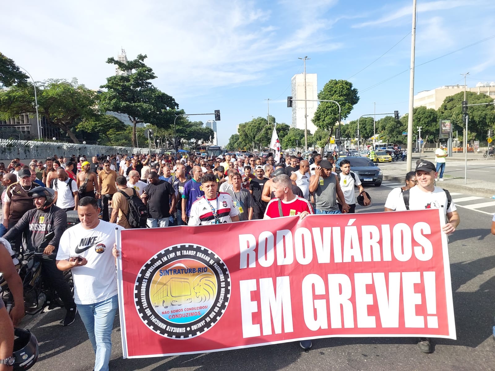 Greve dos rodoviários no Rio continua após tumulto e vandalismo em ônibus