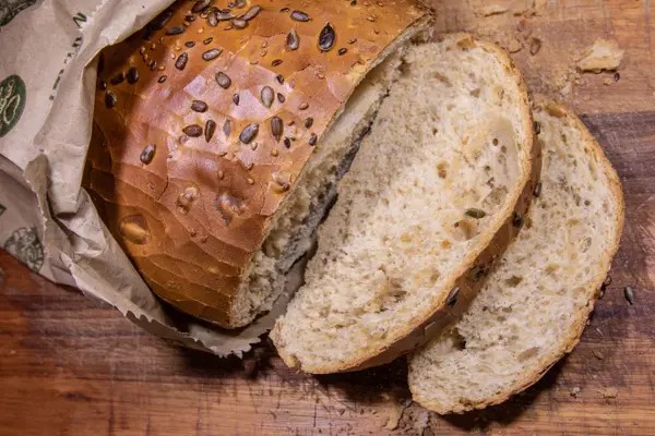 É saudável comer pão todo dia? Sim, e pode comer várias vezes, desde que seja integral, ensina nutricionista; entenda - QTU Questões do Universo