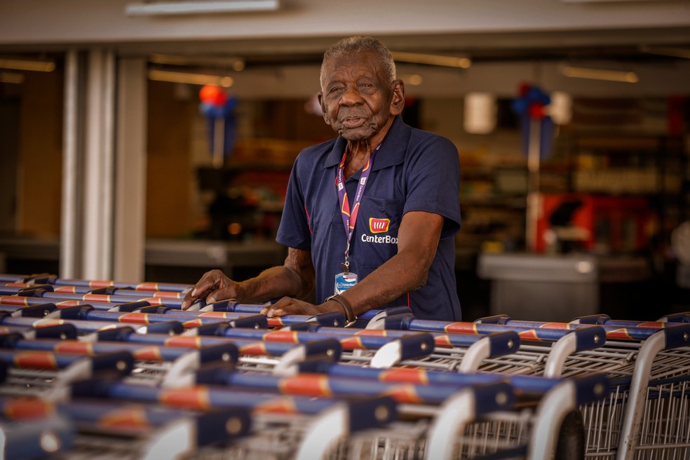 Aos 105 anos, Jos Bernardo da Silva  auxiliar de supermercado  Foto: Domingos Peixoto