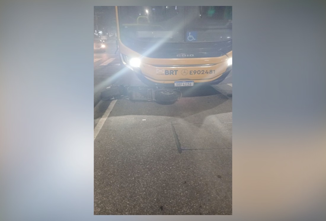 Homem morre após colisão entre moto e ônibus do BRT na Zona Oeste do Rio