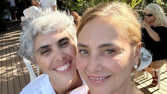 Heloísa Périssé e namorada diretora oficializam união em público em festa de Walcyr Carrasco