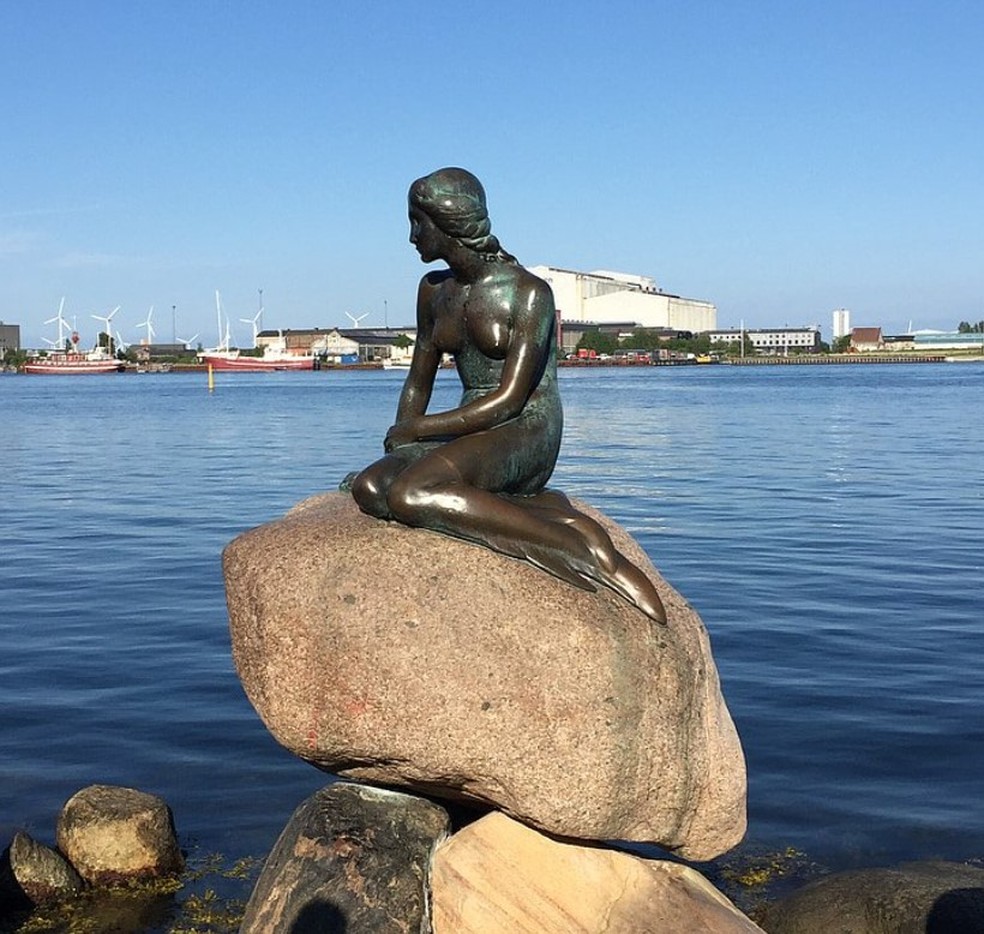 O acesso &agrave; escultura da Pequena Sereia, em Copenhague, n&atilde;o &eacute; dif&iacute;cil &mdash; Foto: Reprodu&ccedil;&atilde;o/X