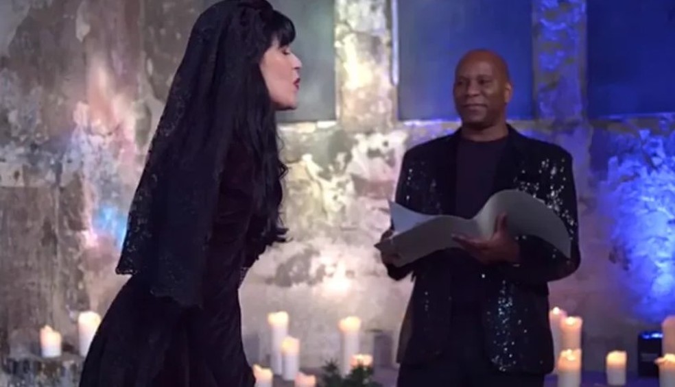 Brocarde 'beija' Edwardo, fantasma de soldado vitoriano, em casamento na Inglaterra &mdash; Foto: Reprodu&ccedil;&atilde;o/Instagram