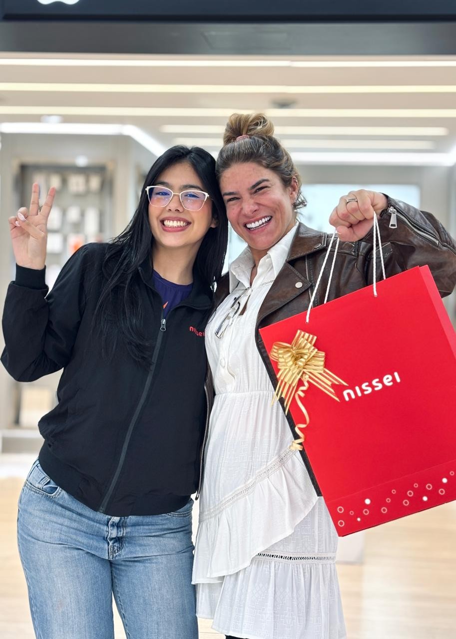 Longe da TV, Priscila Fantin faz compras no Paraguai