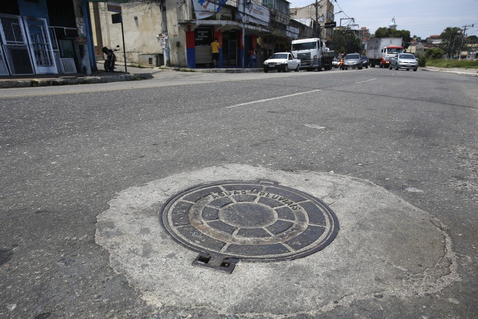 Bueiro que teve tampa furtada em 2021, em São Gonçalo: na ocasião, Leo Pakato morreu depois de cair de moto ao passar sobre o buraco — Foto: Custódio Coimbra