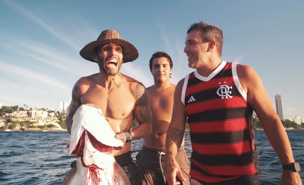 Ex-marido de Ivete pesca peixe gigante com André Marques em Salvador — Foto: Reprodução/YouTube