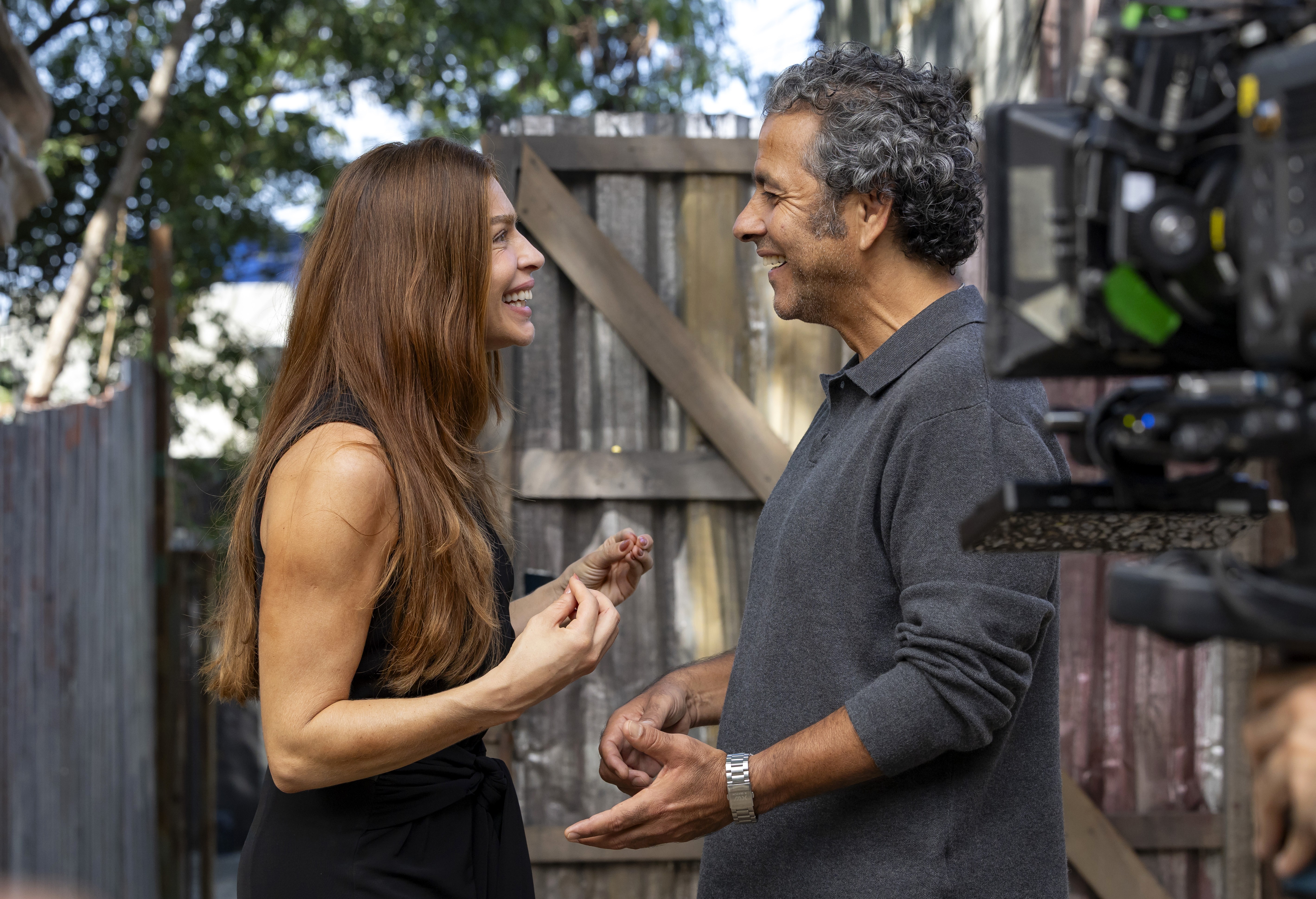 Em ‘Três Graças’, Arminda foge e se esconde no ferro-velho após denúncia