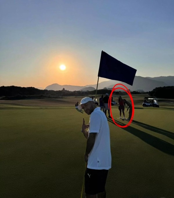 Neymar e Bruna Biancardi (no detalhe) na véspera do dia dos namorados jogando golfe no Rio  — Foto: Reprodução/Instagram