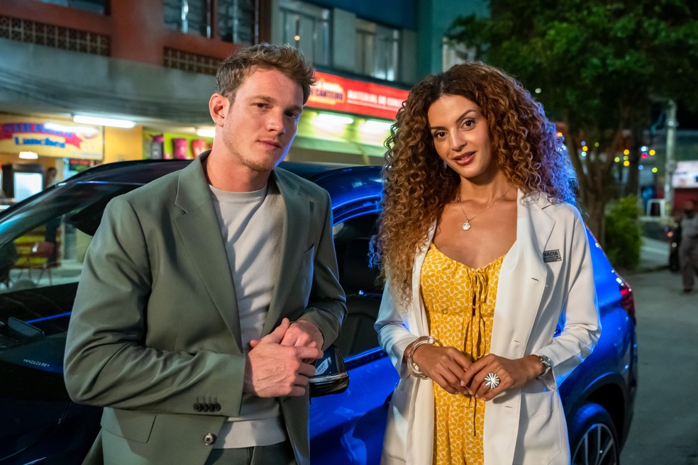 Leonardo (Pedro Novaes) e Viviane (Gabriela Loran) em 'Três Graças' — Foto: Estevam Avellar/Rede Globo