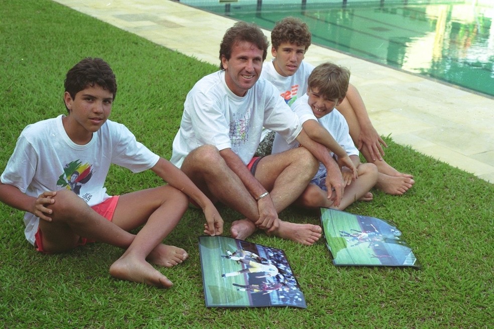Zico com os filhos no Japão em 1992 — Foto: ELISA ARRUDA