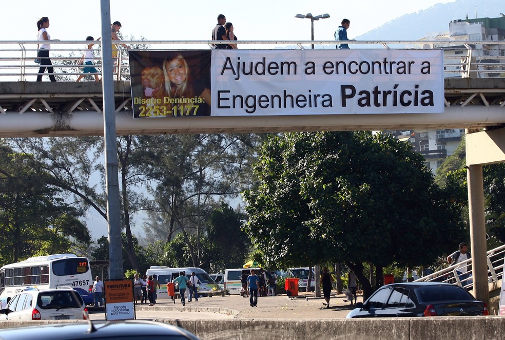 À época, uma das ações da família de Patrícia Amieiro foi estender faixa na Barra da Tijuca pedindo informações sobre o desaparecimento da engenheira — Foto: Hudson Pontes / Agência O Globo / 21-08-2008