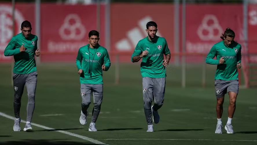 Fluminense terá que virar a chave para a sobrevivência na Libertadores após iniciar mês decisivo com derrota