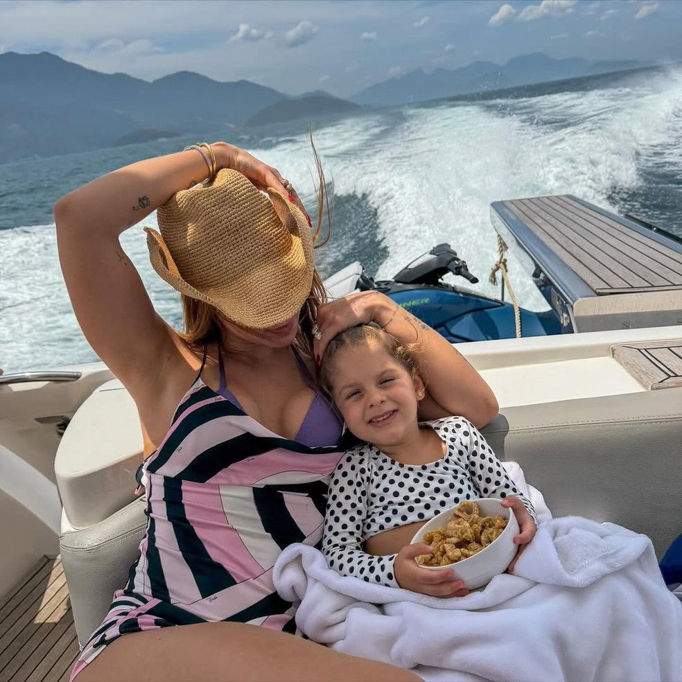 Virginia com os filhos em Angra dos Reis — Foto: Reprodução/Instagram