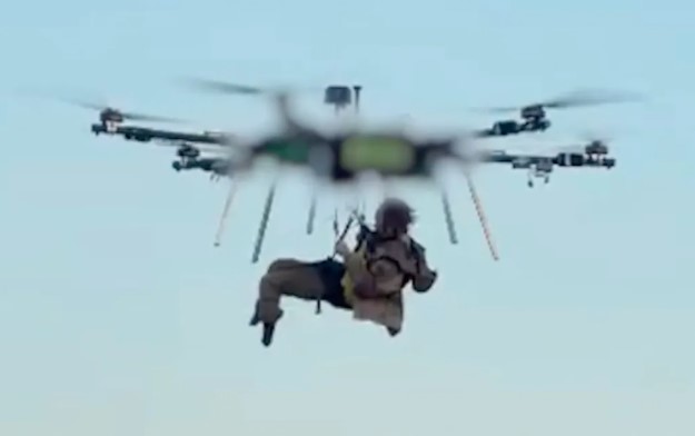 Soldado ucraniano teve que amputar um dos pés antes de ser resgatado do campo de batalha por drone