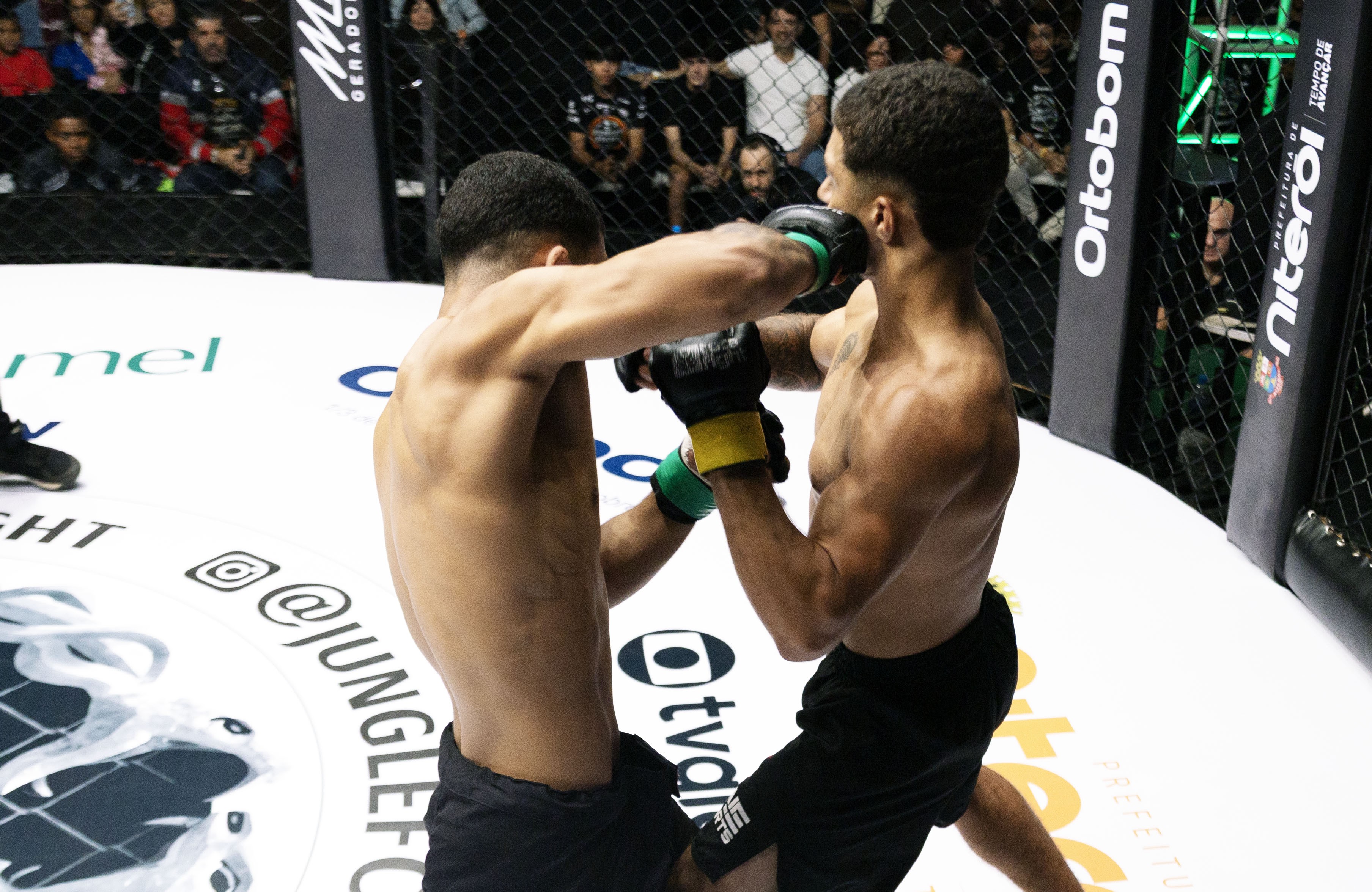 Com nocaute em sete segundos, jovem de projeto social quebra recorde do próprio mestre no Jungle Fight; assista
