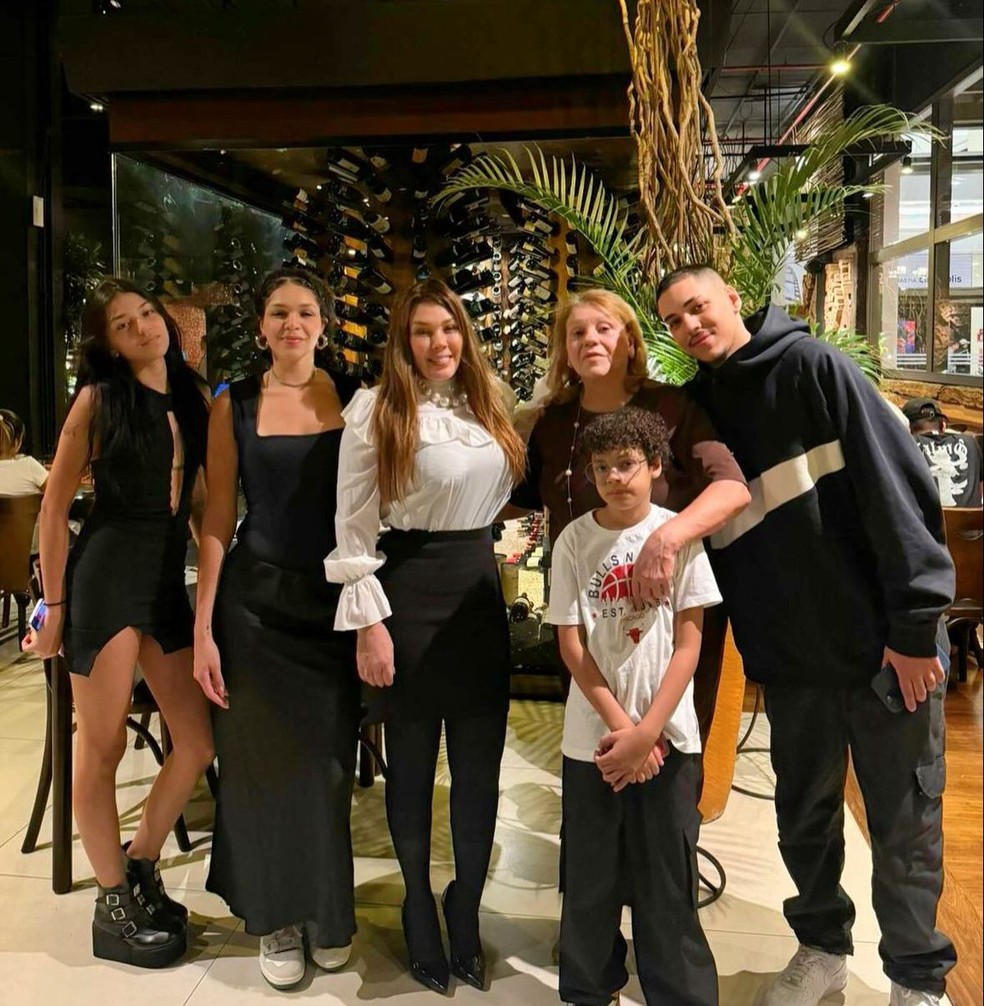 Simony com a mãe e os quatro filhos — Foto: Instagram