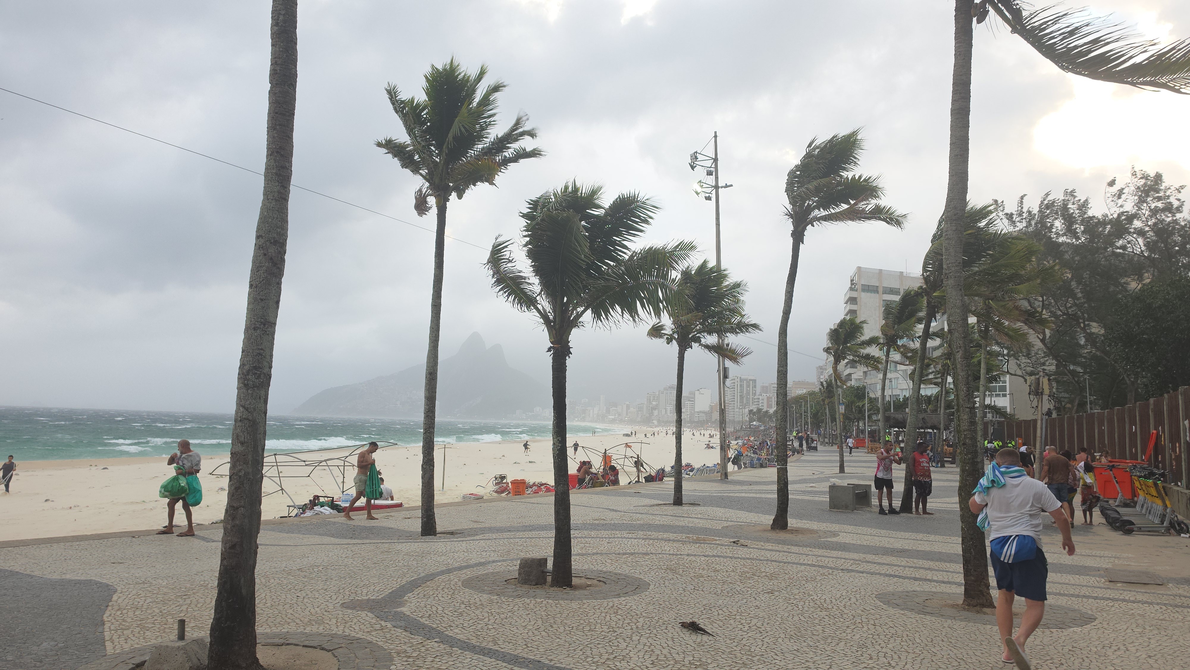 Defesa Civil Municipal envia alerta por SMS e WhatsApp para chuva forte e rajadas de vento de até 76 km/h neste sábado