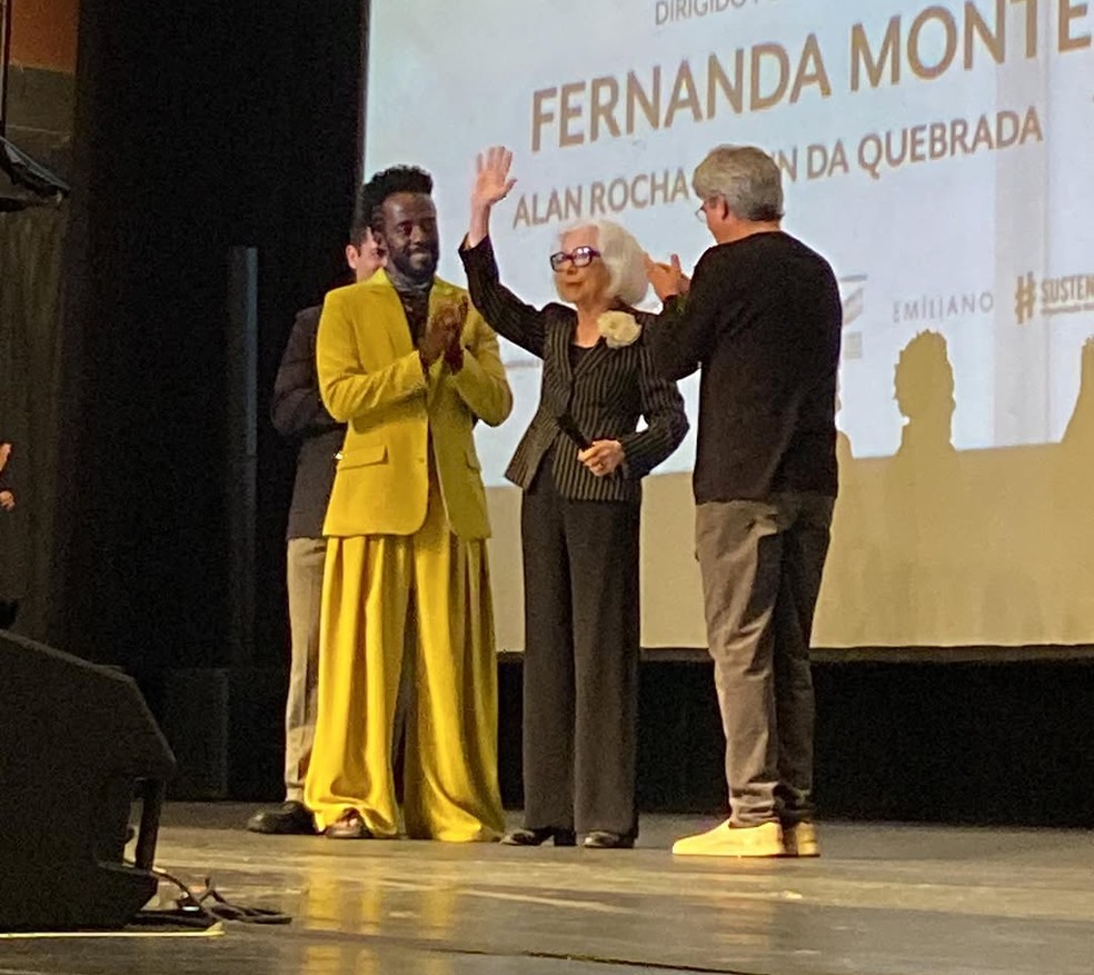Fernanda Montenegro com Alan Rocha e o diretor Andrucha Waddington, seu genro, na pré de "Vitória" — Foto: rep/ instagram