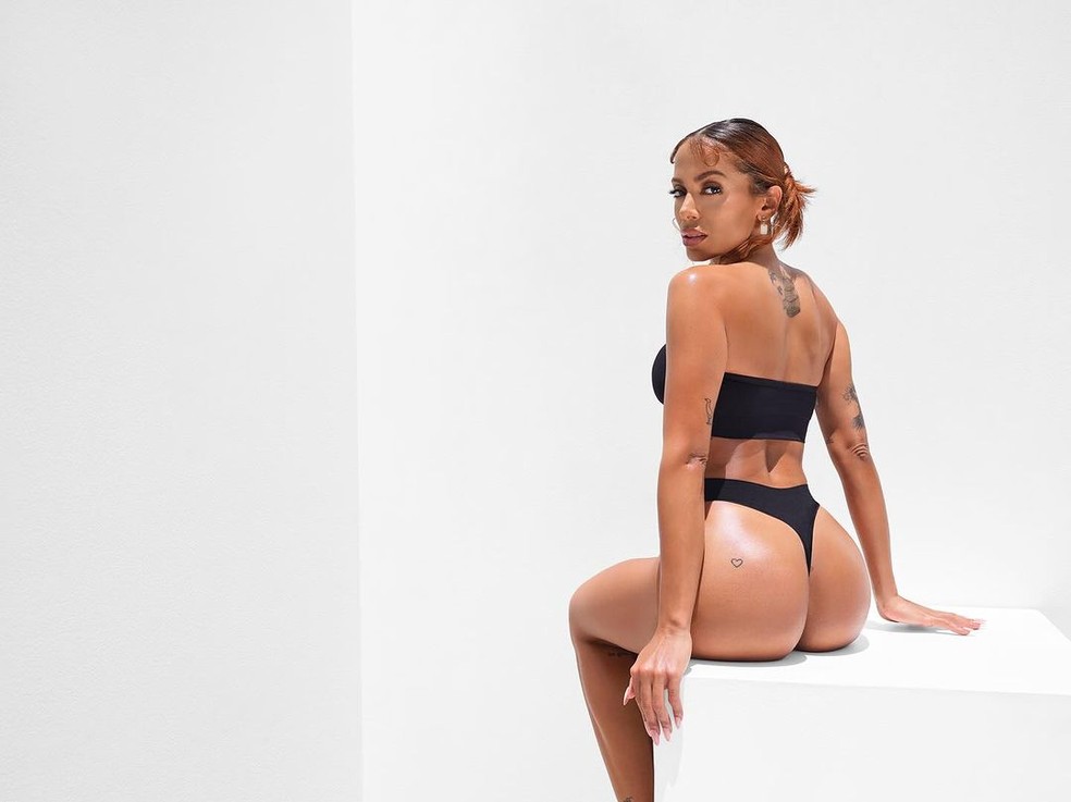Anitta para a marca de Rihanna — Foto: Reprodução/Instagram