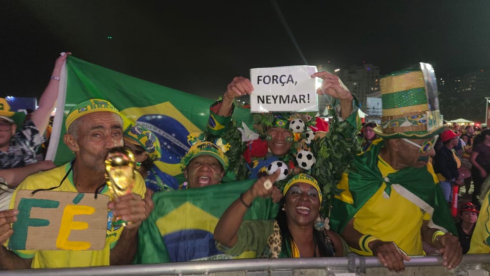 Torcedores na Fan Fest com mensagem de apoio a Neymar — Foto: Amanda Rosa