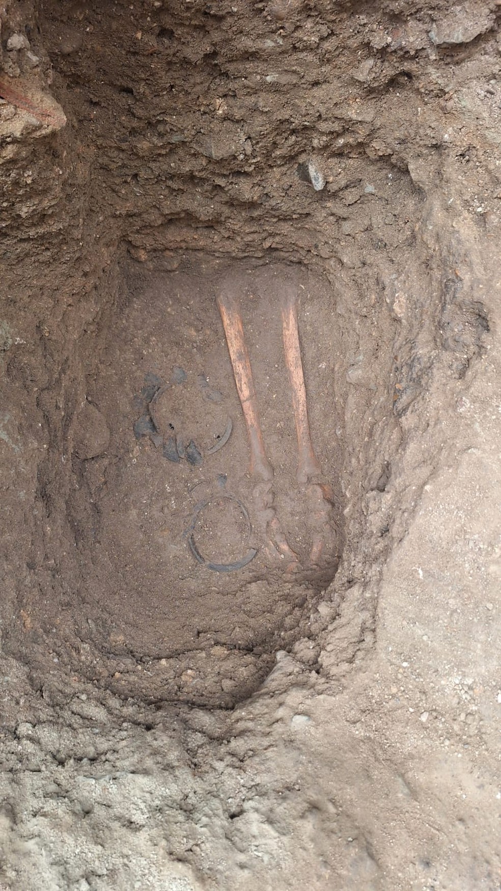 Um dos corpos foi encontrado com dois potes contendo tra&ccedil;os de carv&atilde;o &mdash; Foto: Divulga&ccedil;&atilde;o/Historic Royal Palaces/Pre Construct Archaeology