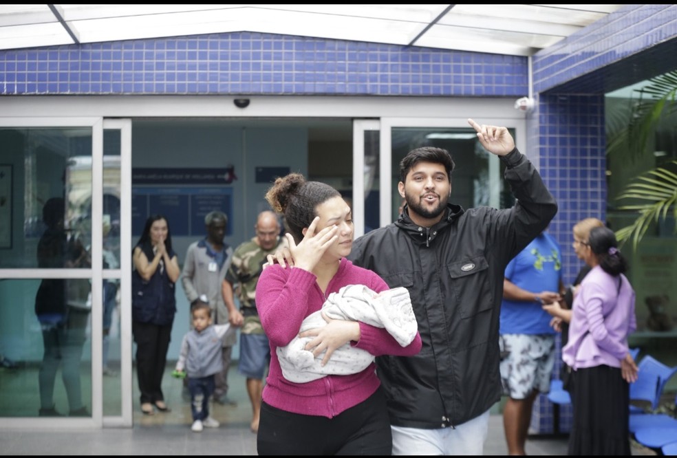 Ravi, nos braços da mãe: é hora de ir para casa — Foto: Domingos Peixoto