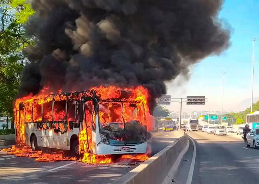 Criminosos atearam fogo em ônibus; motoristas relatam pânico aos passarem pelos dois principais acessos à cidade do Rio, que já foram liberadas