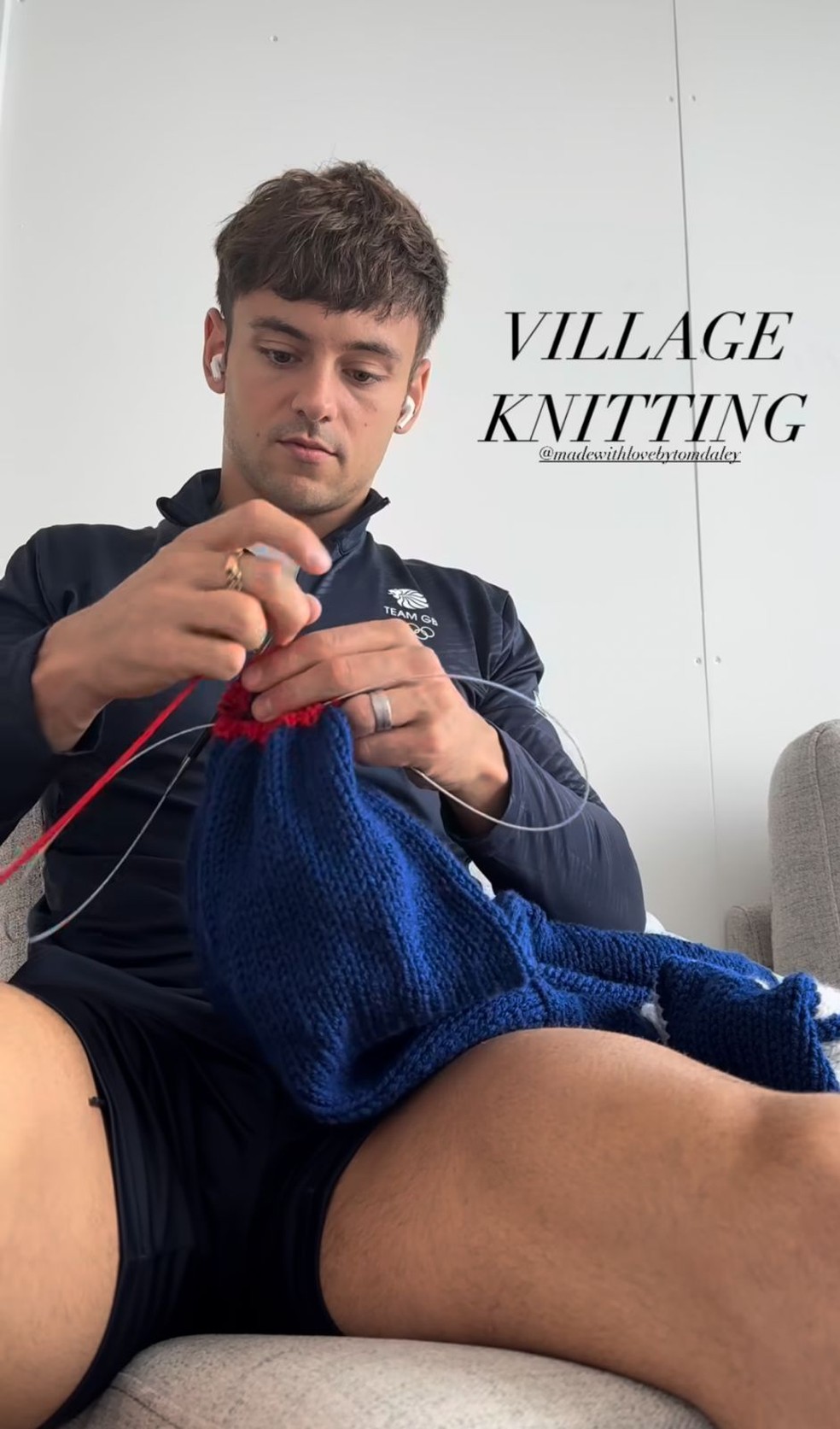 Britânico Tom Daley faz tricô na Vila Olímpica de Paris — Foto: Instagram