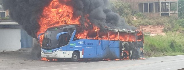 O fogo no ônibus que levava o sub-14 do Vasco — Foto: Reprodução/Internet