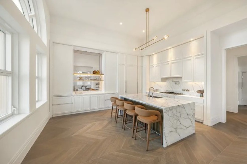 Detalhe da sala de jantar da mansão inusitada em torre com relógio em Nova York — Foto: Reprodução