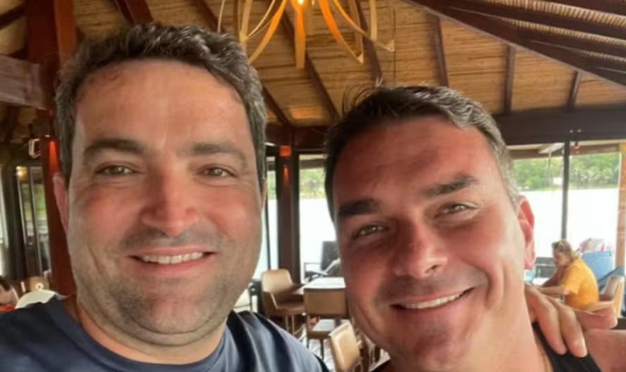 Flávio Bolsonaro é investigado pela PF por suspeita de lavagem de dinheiro com advogado Willer Tomaz