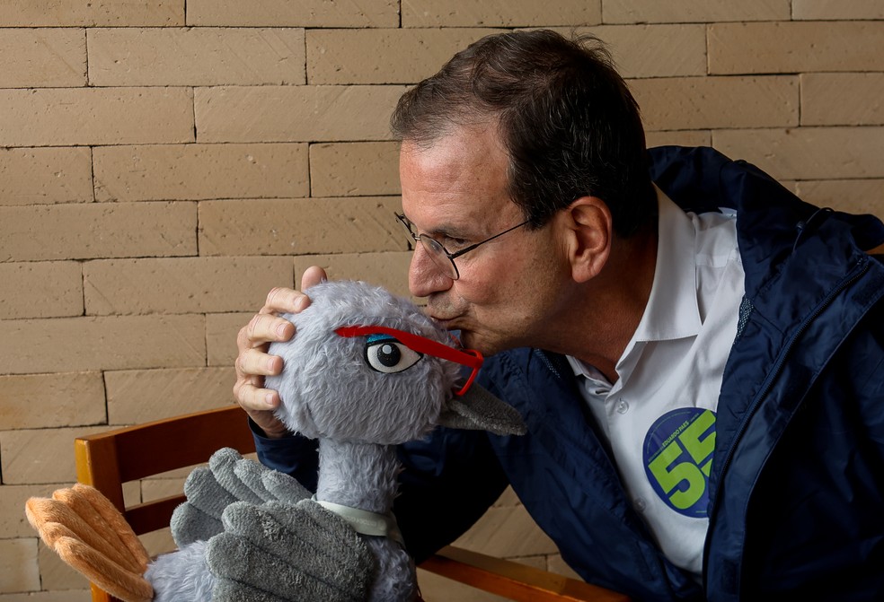 Lisonjeada: Ema Jurema recebe um beijo de Eduardo Paes — Foto: Gabriel de Paiva