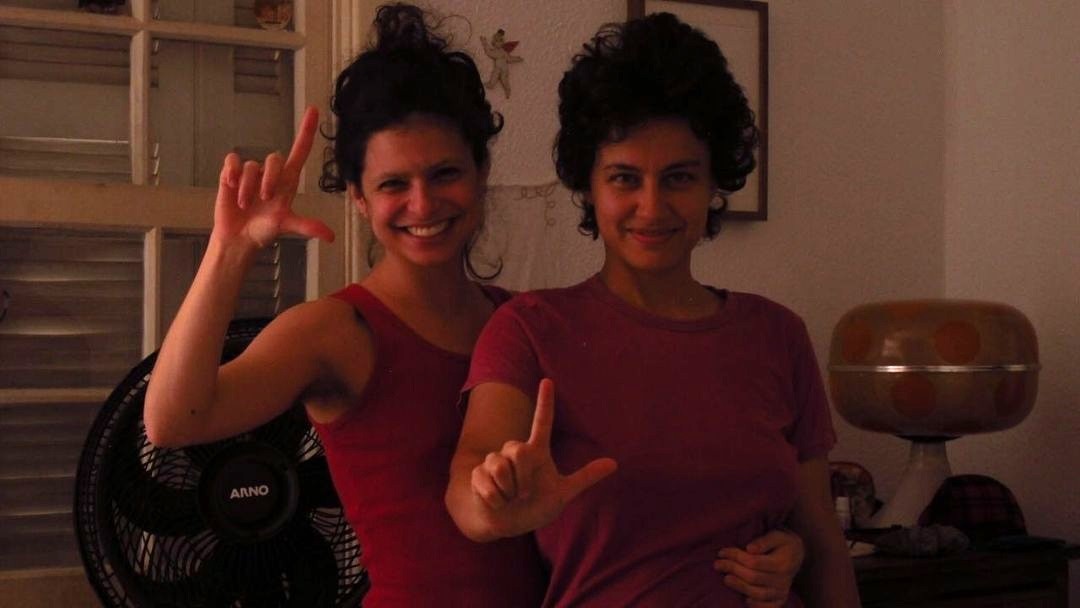 Filha de Débora Bloch curte férias no RN com namorada cantora: 'Meu amor'