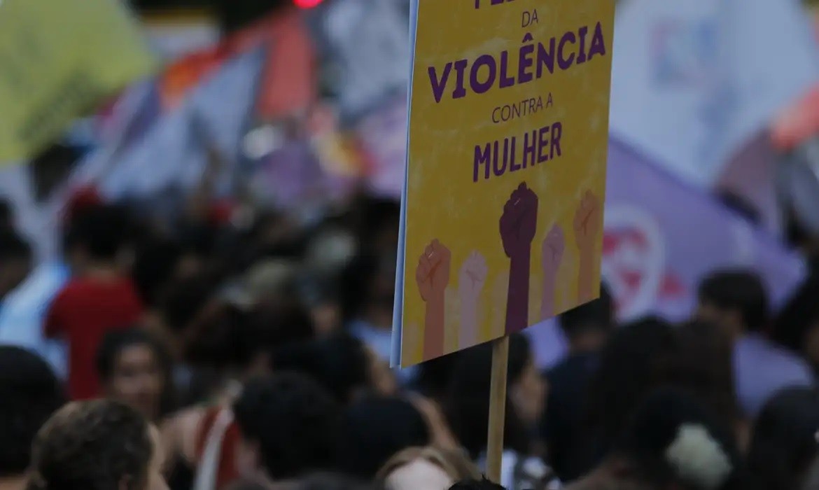 Violência contra a mulher: 7.500 agentes serão capacitados - QTU Questões do Universo