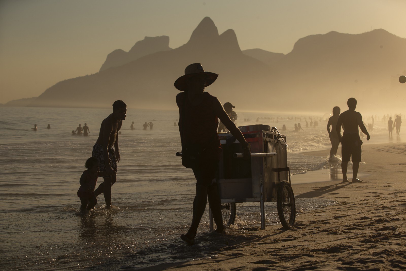 Calor durante o inverno no Rio. Praia de Ipanema e Arpoador — Foto: Alexandre Cassiano/Agência O Globo