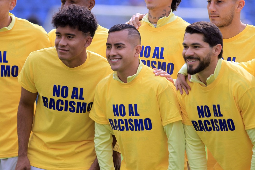 "N&atilde;o ao racismo": jogadores entram em campo com mensagem ap&oacute;s caso com filhas de Allan Saint-Maximin, que deixa o Am&eacute;rica do M&eacute;xico &mdash; Foto: Alfredo Estrella / AFP